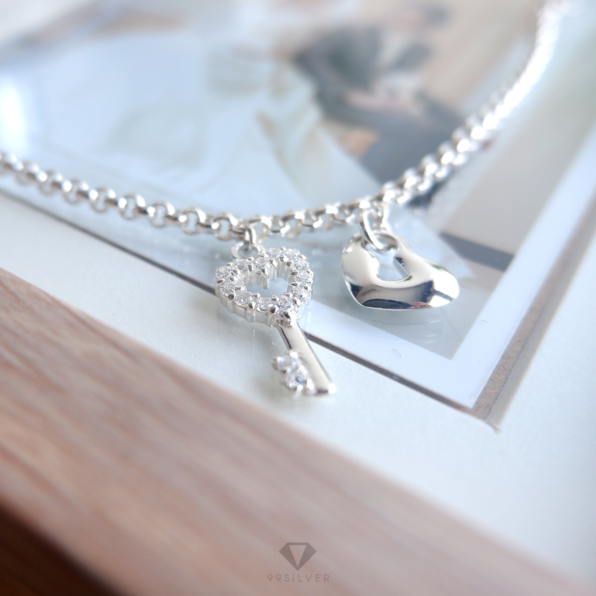 สร้อยข้อมือกุญแจ หัวใจ มีจี้แม่กุญแจ และลูกกุญแจ ประด้วยเพชร cz swiss แท้