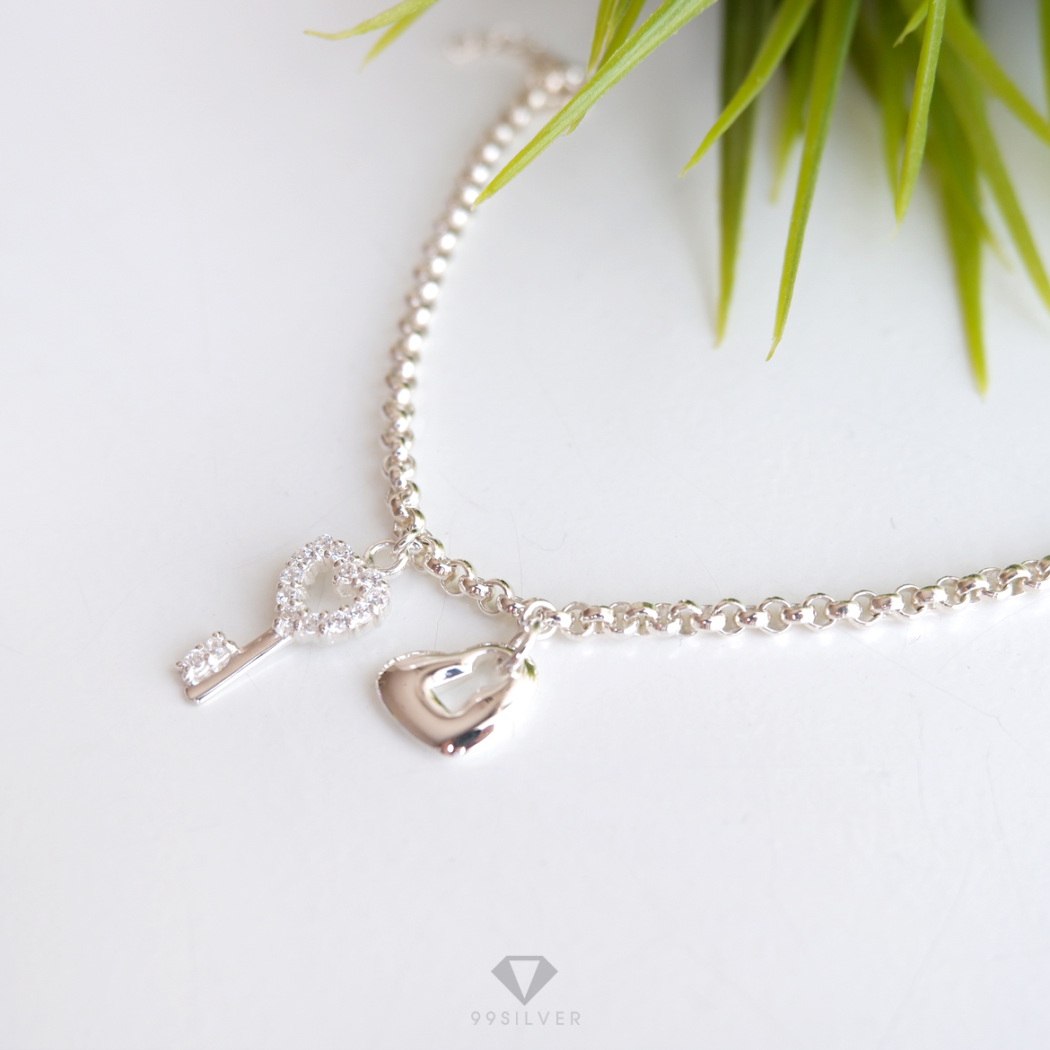 สร้อยข้อมือกุญแจ หัวใจ มีจี้แม่กุญแจ และลูกกุญแจ ประด้วยเพชร cz swiss แท้