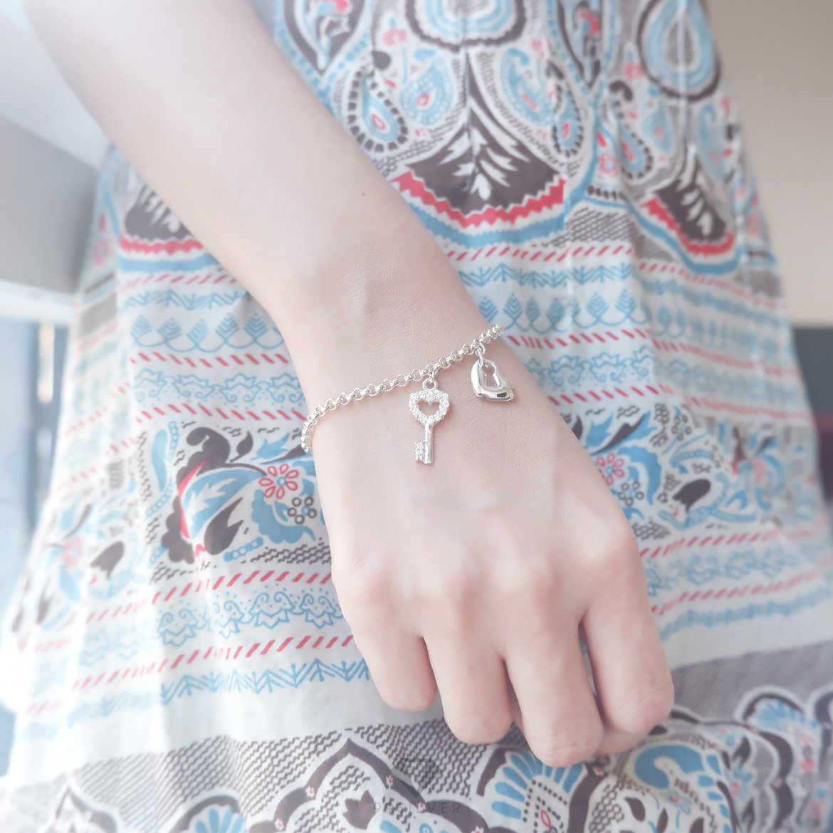 สร้อยข้อมือกุญแจ หัวใจ มีจี้แม่กุญแจ และลูกกุญแจ ประด้วยเพชร cz swiss แท้