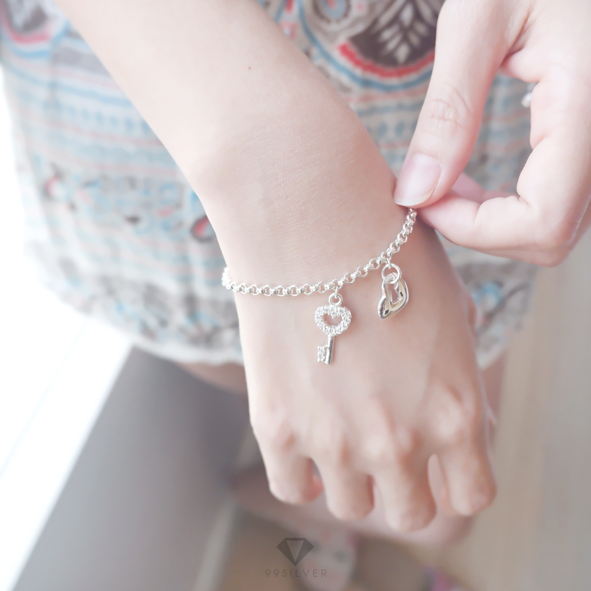 สร้อยข้อมือกุญแจ หัวใจ มีจี้แม่กุญแจ และลูกกุญแจ ประด้วยเพชร cz swiss แท้