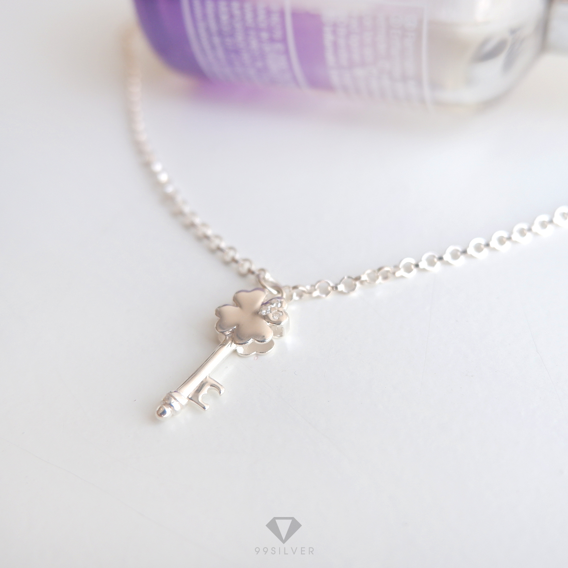 สร้อยข้อมือกุญแจ ตัวขั้วกุญแจทำเป็นรูปใบ Clover ประดับด้วยเพชร 3 เม็ด