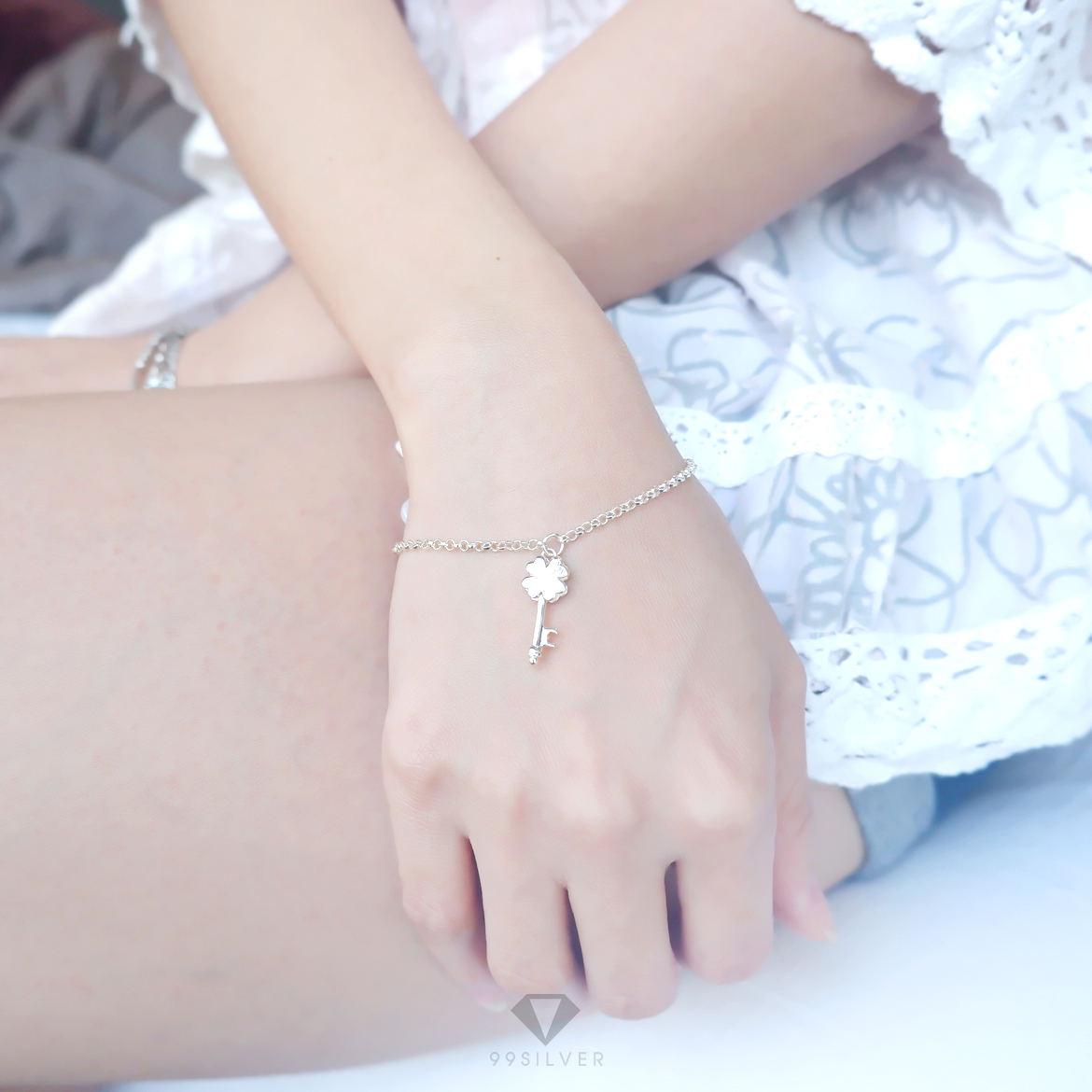 สร้อยข้อมือกุญแจ ตัวขั้วกุญแจทำเป็นรูปใบ Clover ประดับด้วยเพชร 3 เม็ด