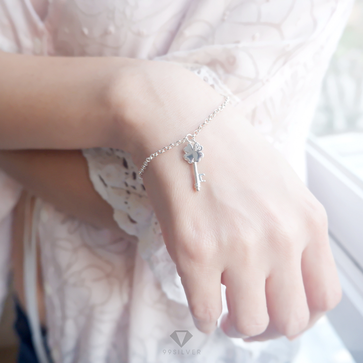 สร้อยข้อมือกุญแจ ตัวขั้วกุญแจทำเป็นรูปใบ Clover ประดับด้วยเพชร 3 เม็ด