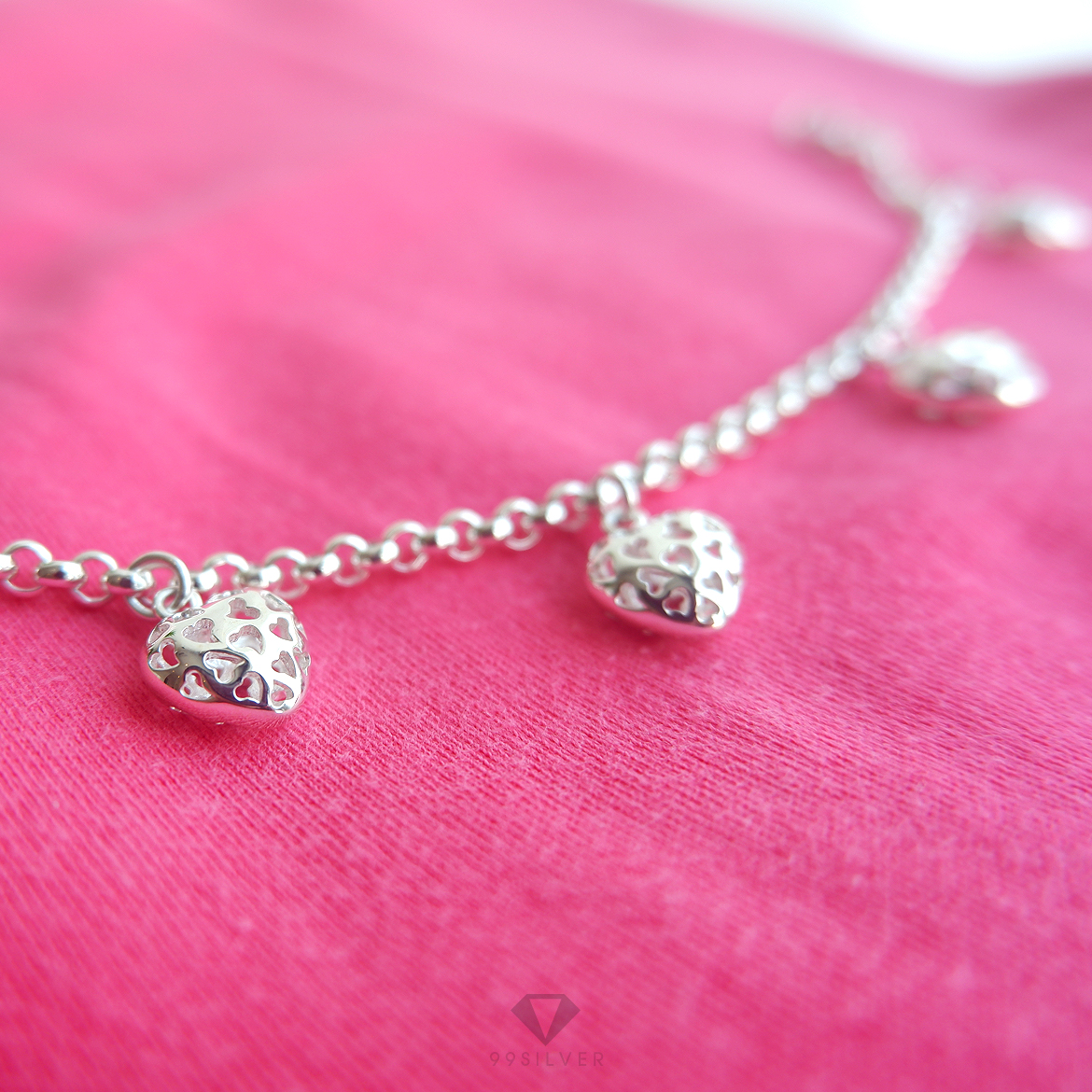 สร้อยข้อมือหัวใจ ตรงจี้หัวใจ เจาะเป็นลายหัวใจเล็กๆอีกที เนื้อในโปร่งน่ารัก