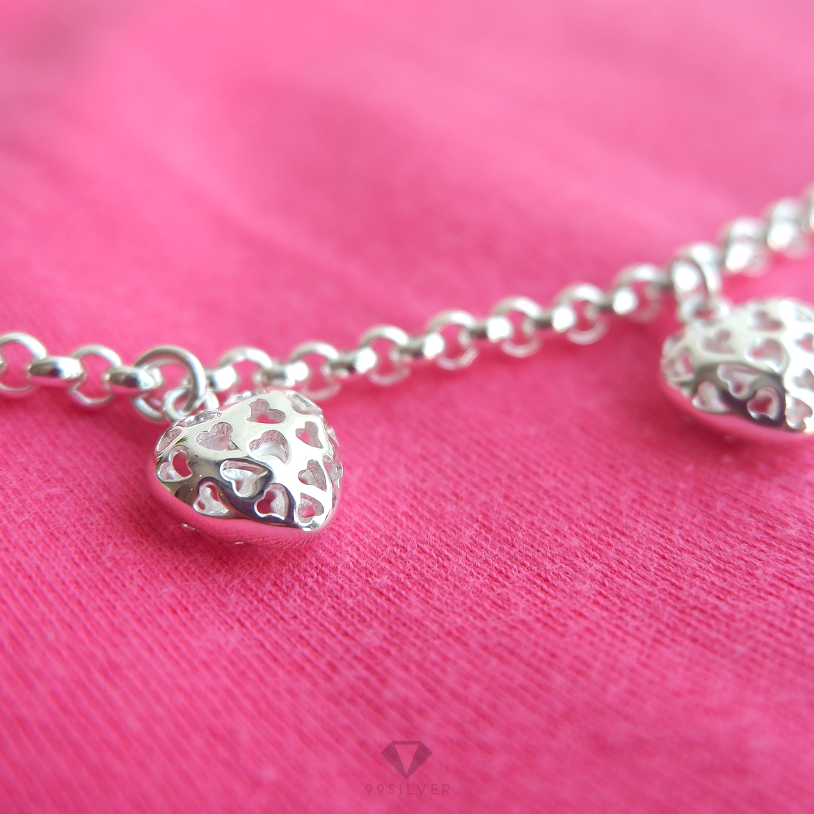 สร้อยข้อมือหัวใจ ตรงจี้หัวใจ เจาะเป็นลายหัวใจเล็กๆอีกที เนื้อในโปร่งน่ารัก