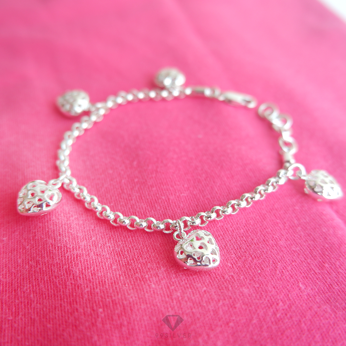 สร้อยข้อมือหัวใจ ตรงจี้หัวใจ เจาะเป็นลายหัวใจเล็กๆอีกที เนื้อในโปร่งน่ารัก