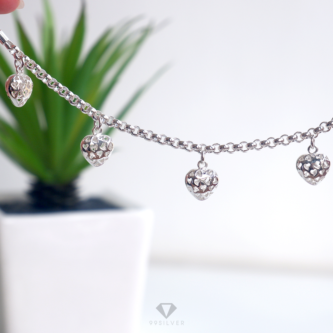 สร้อยข้อมือหัวใจ ตรงจี้หัวใจ เจาะเป็นลายหัวใจเล็กๆอีกที เนื้อในโปร่งน่ารัก