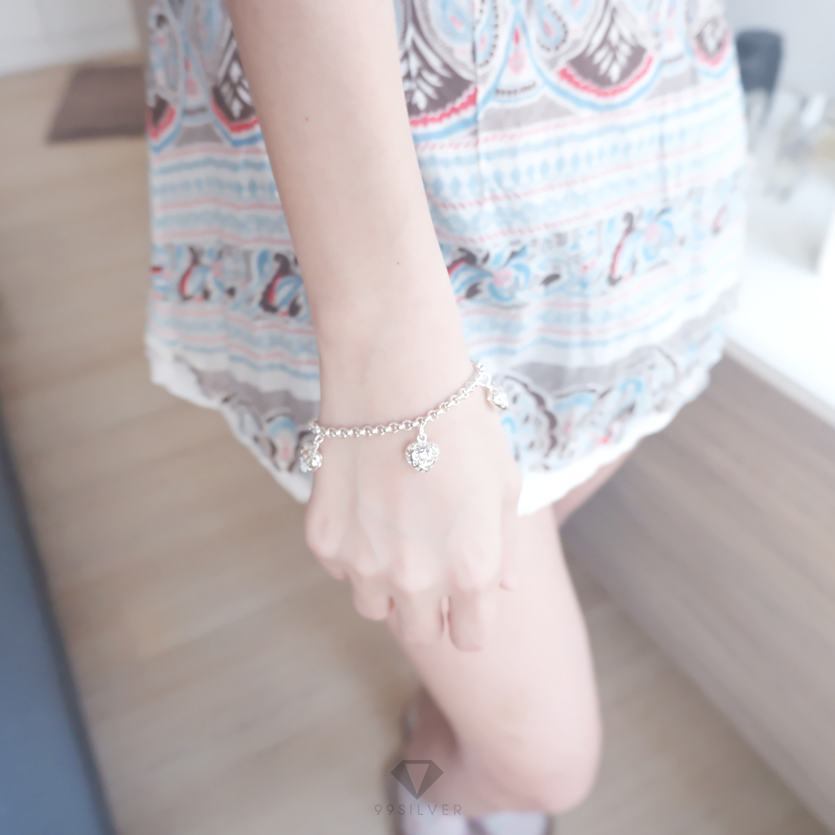 สร้อยข้อมือหัวใจ ตรงจี้หัวใจ เจาะเป็นลายหัวใจเล็กๆอีกที เนื้อในโปร่งน่ารัก