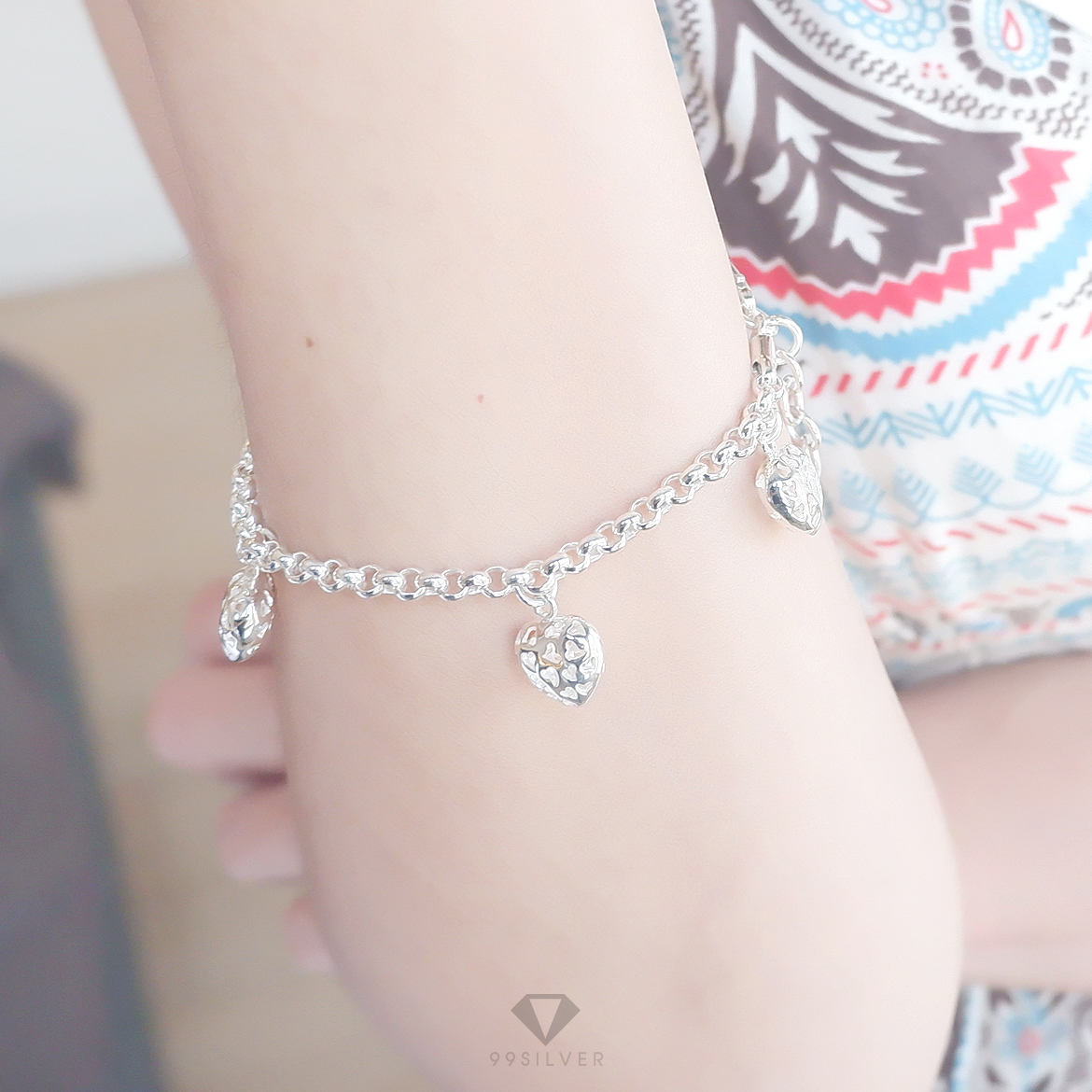 สร้อยข้อมือหัวใจ ตรงจี้หัวใจ เจาะเป็นลายหัวใจเล็กๆอีกที เนื้อในโปร่งน่ารัก