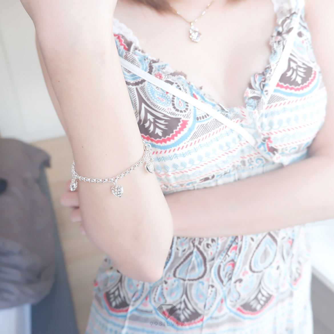 สร้อยข้อมือหัวใจ ตรงจี้หัวใจ เจาะเป็นลายหัวใจเล็กๆอีกที เนื้อในโปร่งน่ารัก