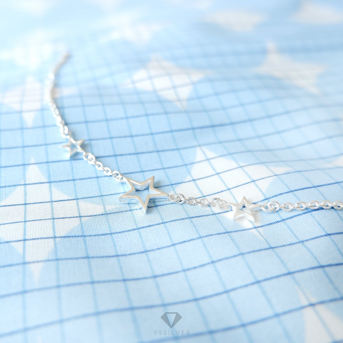 สร้อยข้อมือดาว ประดับด้วยดาวสามดวง แบบเล็กใหญ่ ขนาด ดาว10 มิลลิเมตร