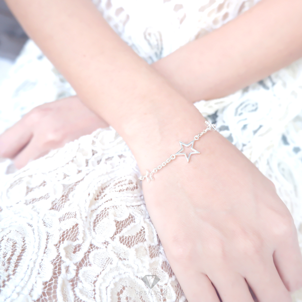 สร้อยข้อมือดาว ประดับด้วยดาวสามดวง แบบเล็กใหญ่ ขนาด ดาว10 มิลลิเมตร