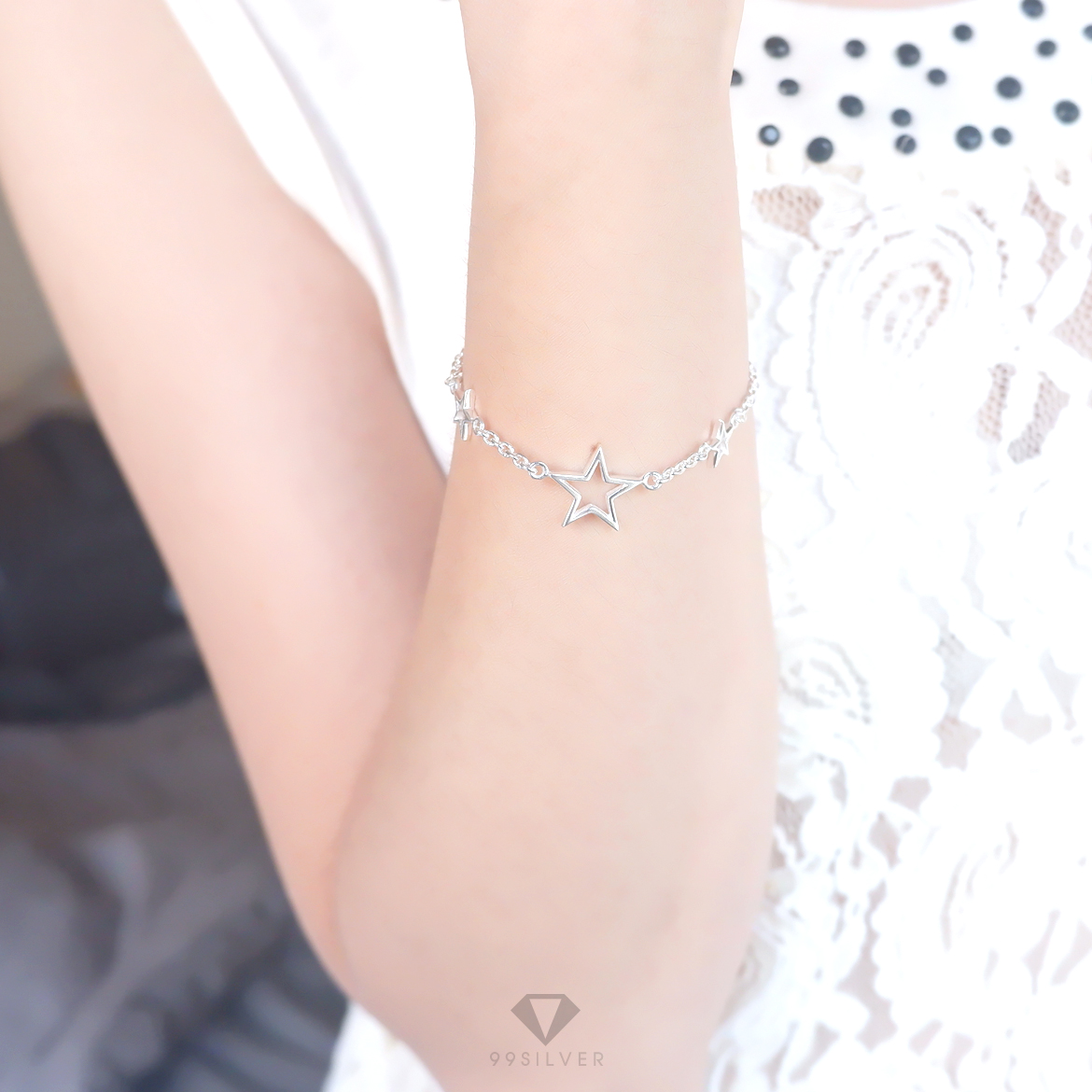สร้อยข้อมือดาว ประดับด้วยดาวสามดวง แบบเล็กใหญ่ ขนาด ดาว10 มิลลิเมตร