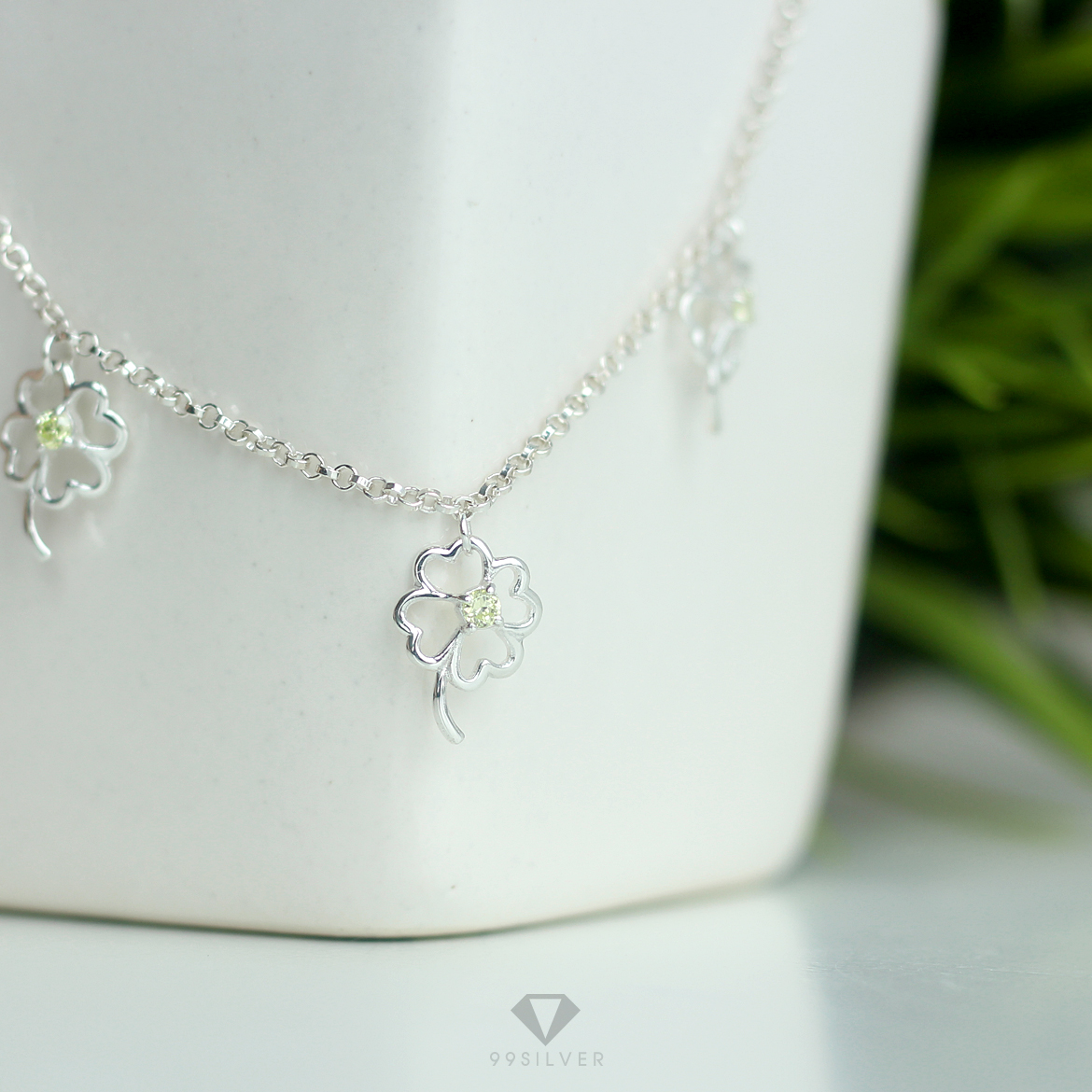 สร้อยข้อมือใบ Clover 4 แฉก ประดับ Cz swiss แท้สีเขียวอ่อน