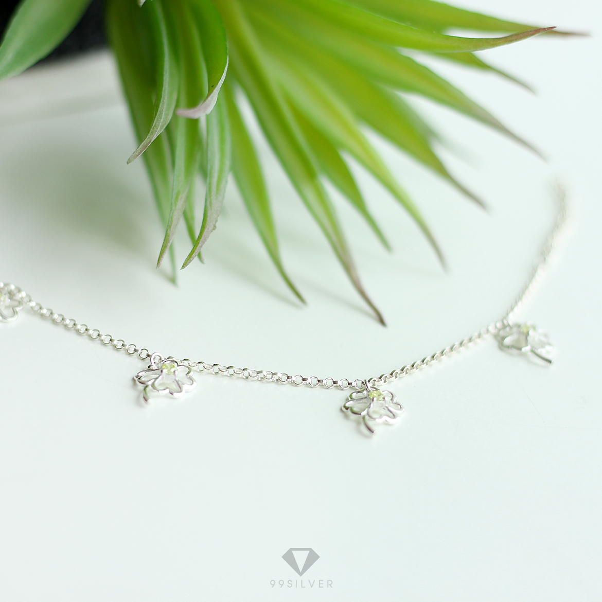 สร้อยข้อมือใบ Clover 4 แฉก ประดับ Cz swiss แท้สีเขียวอ่อน