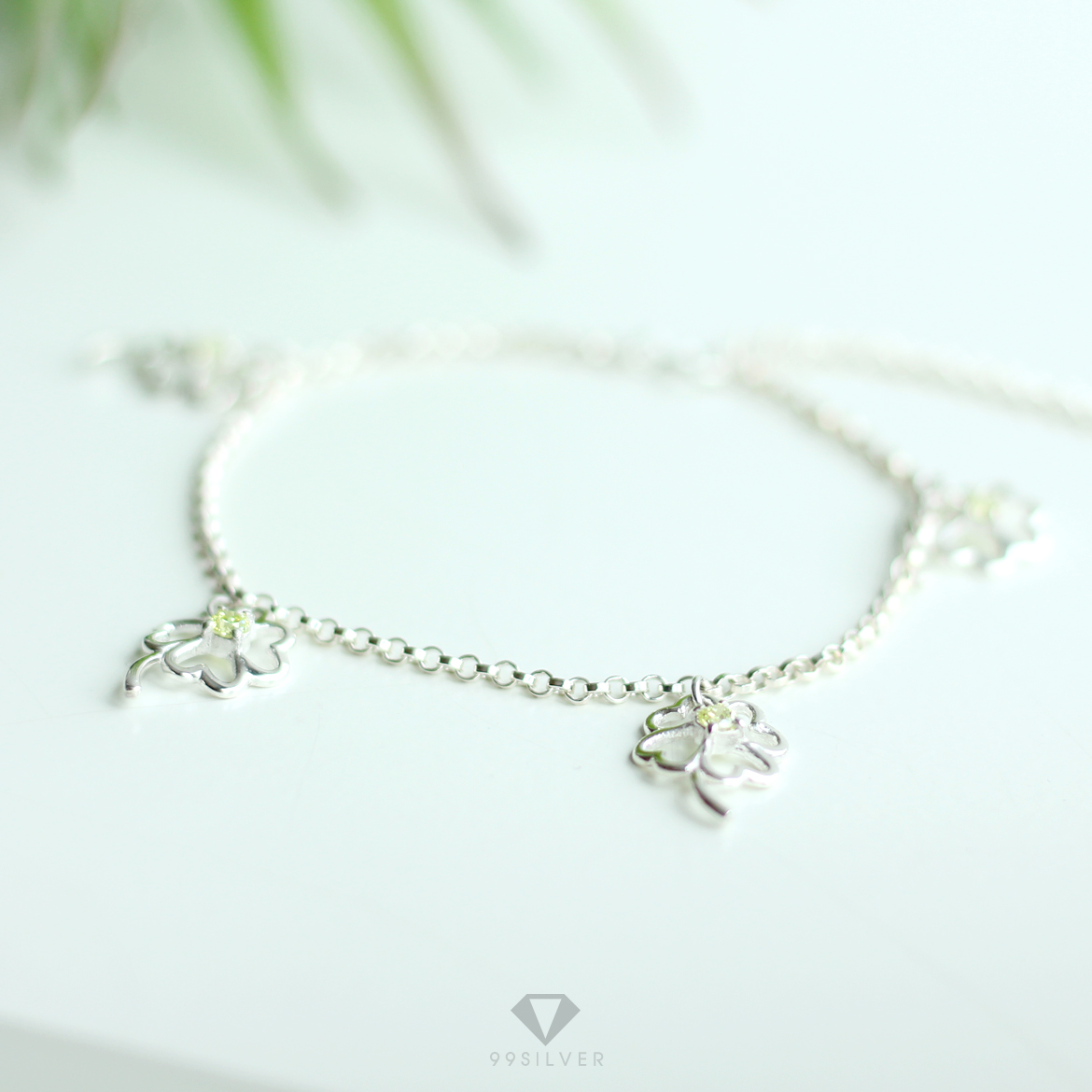 สร้อยข้อมือใบ Clover 4 แฉก ประดับ Cz swiss แท้สีเขียวอ่อน