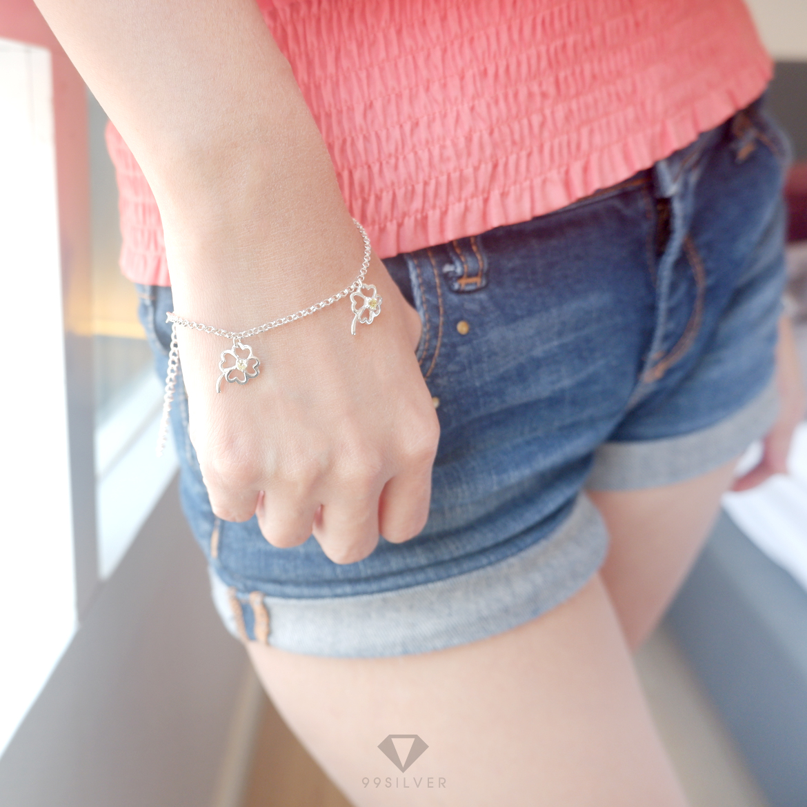 สร้อยข้อมือใบ Clover 4 แฉก ประดับ Cz swiss แท้สีเขียวอ่อน