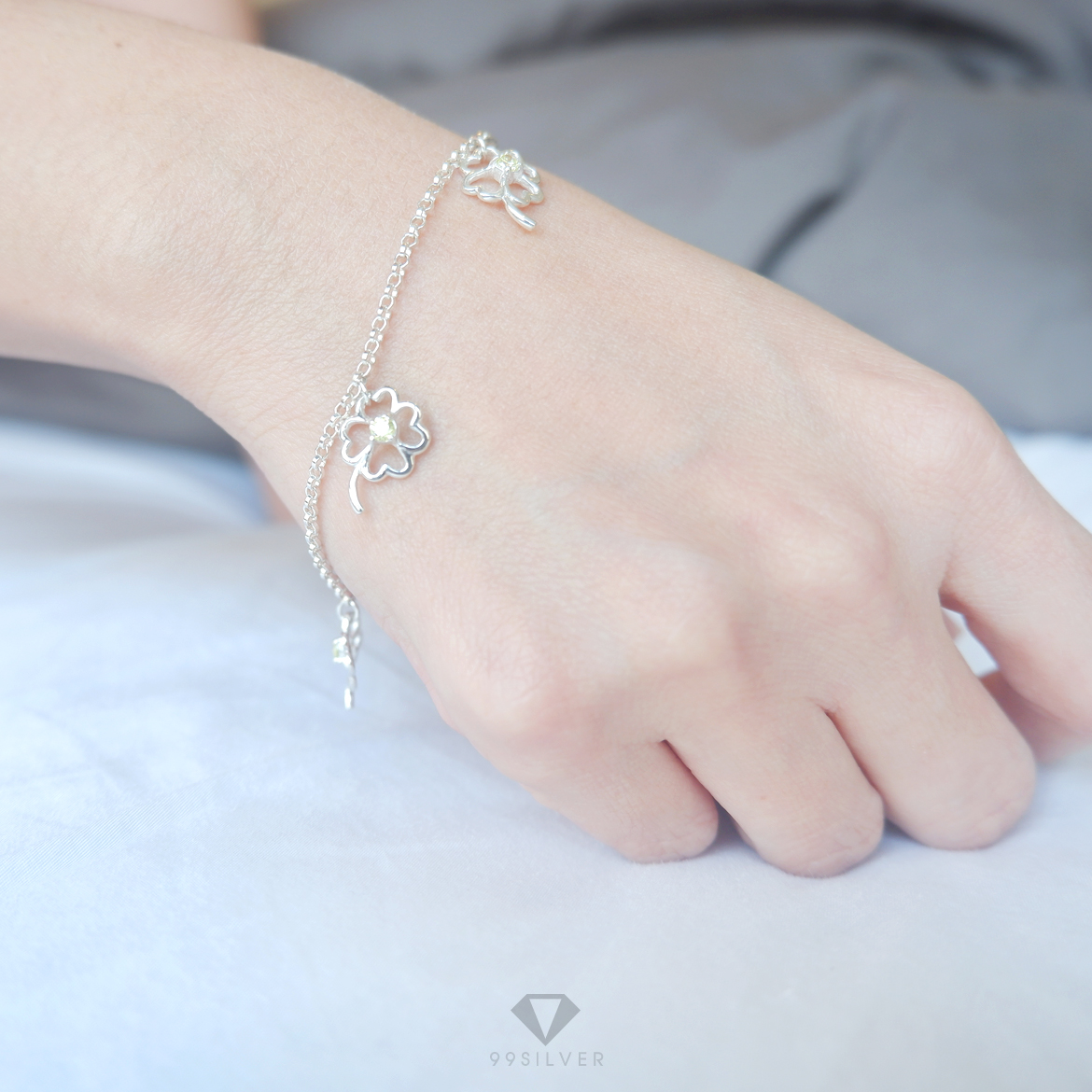 สร้อยข้อมือใบ Clover 4 แฉก ประดับ Cz swiss แท้สีเขียวอ่อน