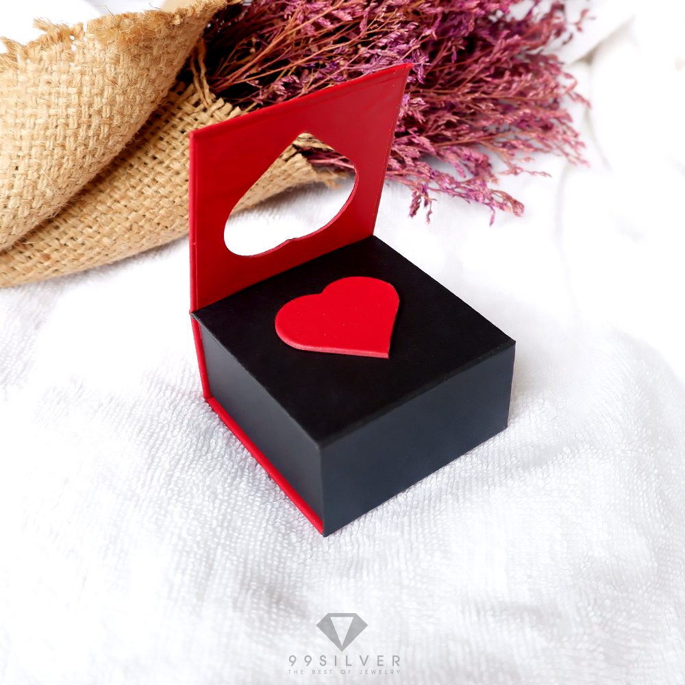 กล่องใส่แหวนสีแดงดำ ตัดลายหัวใจมุมซ้าย ข้างในบุด้วยสปั้นช์นิ่มสีดำ