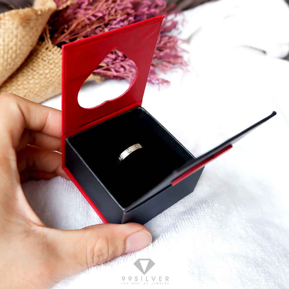 กล่องใส่แหวนสีแดงดำ ตัดลายหัวใจมุมซ้าย ข้างในบุด้วยสปั้นช์นิ่มสีดำ