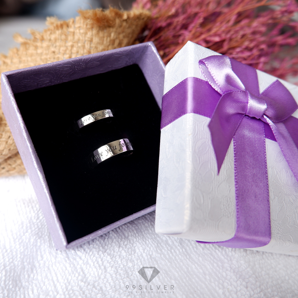 กล่องใส่แหวนสีขาวโบว์ม่วง สี่เหลี่ยมแบบใหญ่ ใส่แหวนได้ 2 วง ข้างในบุด้วยสปั้นช์สีดำ