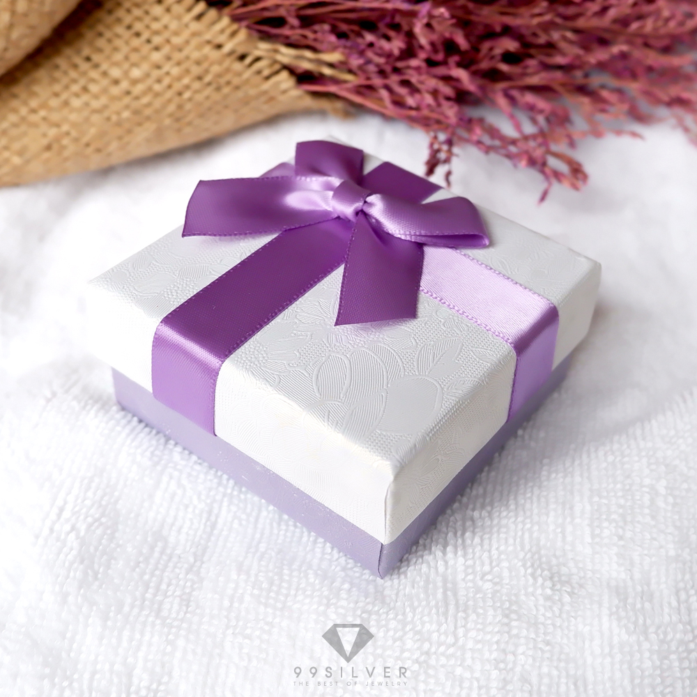 กล่องใส่แหวนสีขาวโบว์ม่วง สี่เหลี่ยมแบบใหญ่ ใส่แหวนได้ 2 วง ข้างในบุด้วยสปั้นช์สีดำ