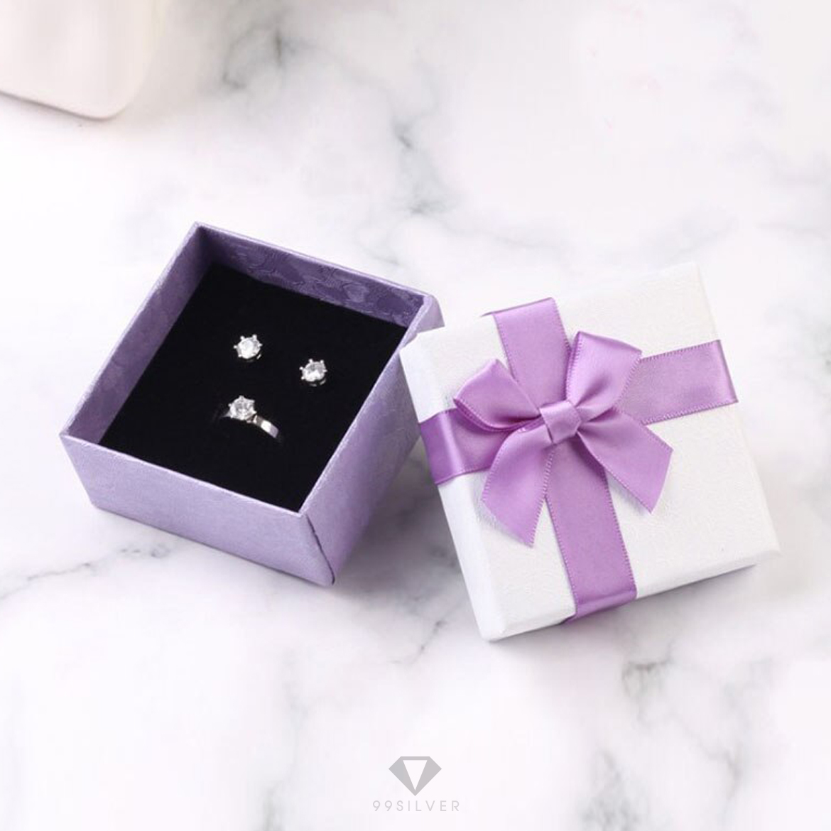 กล่องใส่แหวนสีขาวโบว์ม่วง สี่เหลี่ยมแบบใหญ่ ใส่แหวนได้ 2 วง ข้างในบุด้วยสปั้นช์สีดำ