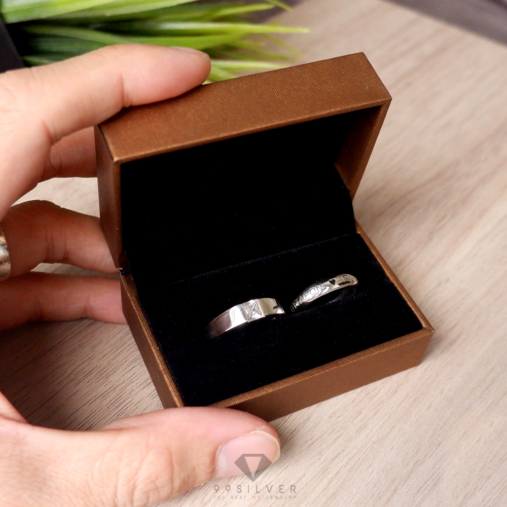 กล่องใส่แหวนสี่เหลี่ยมผืนผ้า บุด้วยหนังแบบนิ่ม สีทองเข้ม ภายในสีดำ หรูหรา