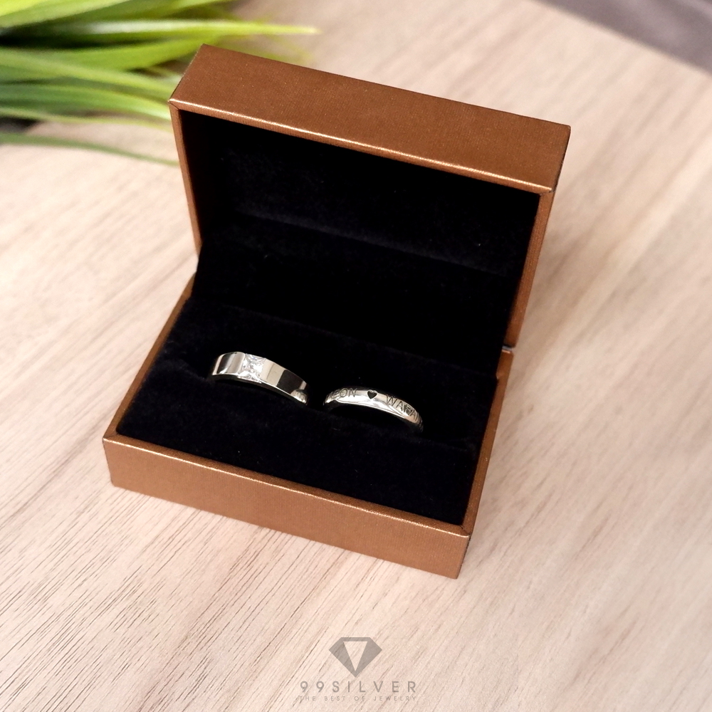 กล่องใส่แหวนสี่เหลี่ยมผืนผ้า บุด้วยหนังแบบนิ่ม สีทองเข้ม ภายในสีดำ หรูหรา