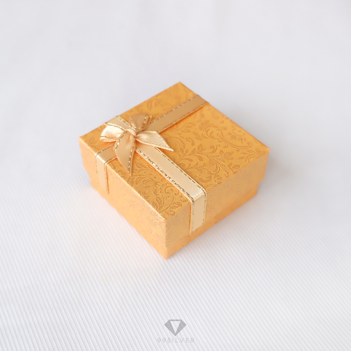 กล่องใส่แหวน สีเหลือง มีโบว์ ข้างในบุด้วยสปั้นช์นิ่มสีขาว