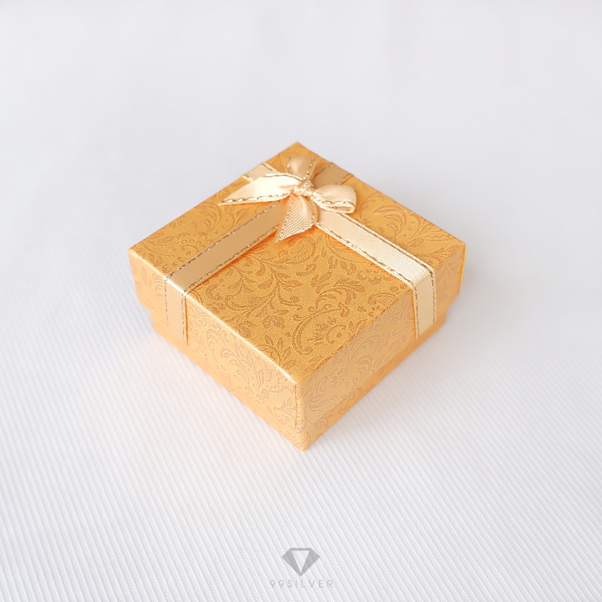 กล่องใส่แหวน สีเหลือง มีโบว์ ข้างในบุด้วยสปั้นช์นิ่มสีขาว