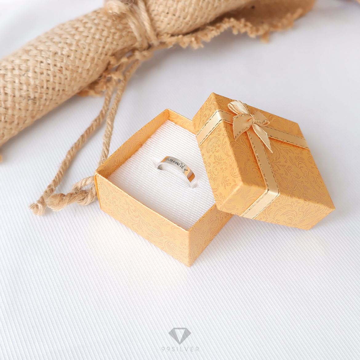 กล่องใส่แหวน สีเหลือง มีโบว์ ข้างในบุด้วยสปั้นช์นิ่มสีขาว