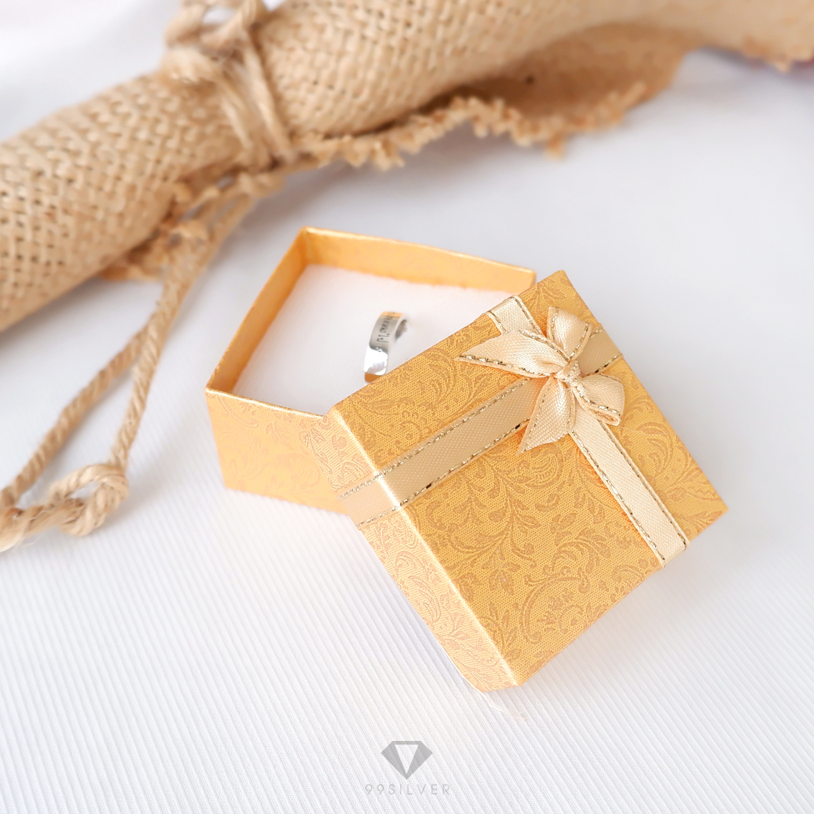 กล่องใส่แหวน สีเหลือง มีโบว์ ข้างในบุด้วยสปั้นช์นิ่มสีขาว