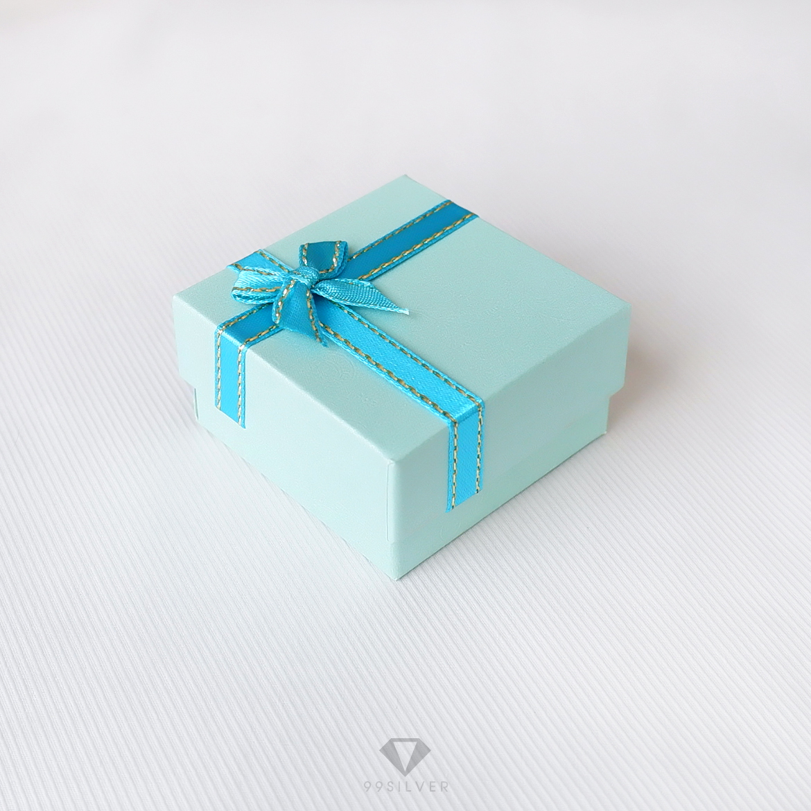 กล่องใส่แหวนสีฟ้าสี่เหลี่ยม มีโบว์ ข้างในบุด้วยสปั้นช์นิ่มสีขาว