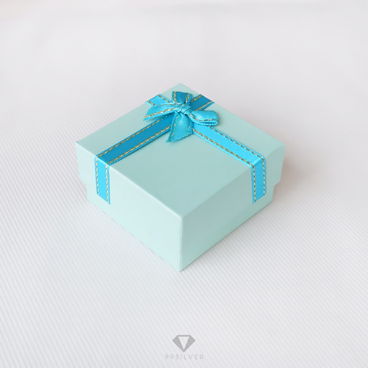 กล่องใส่แหวนสีฟ้าสี่เหลี่ยม มีโบว์ ข้างในบุด้วยสปั้นช์นิ่มสีขาว