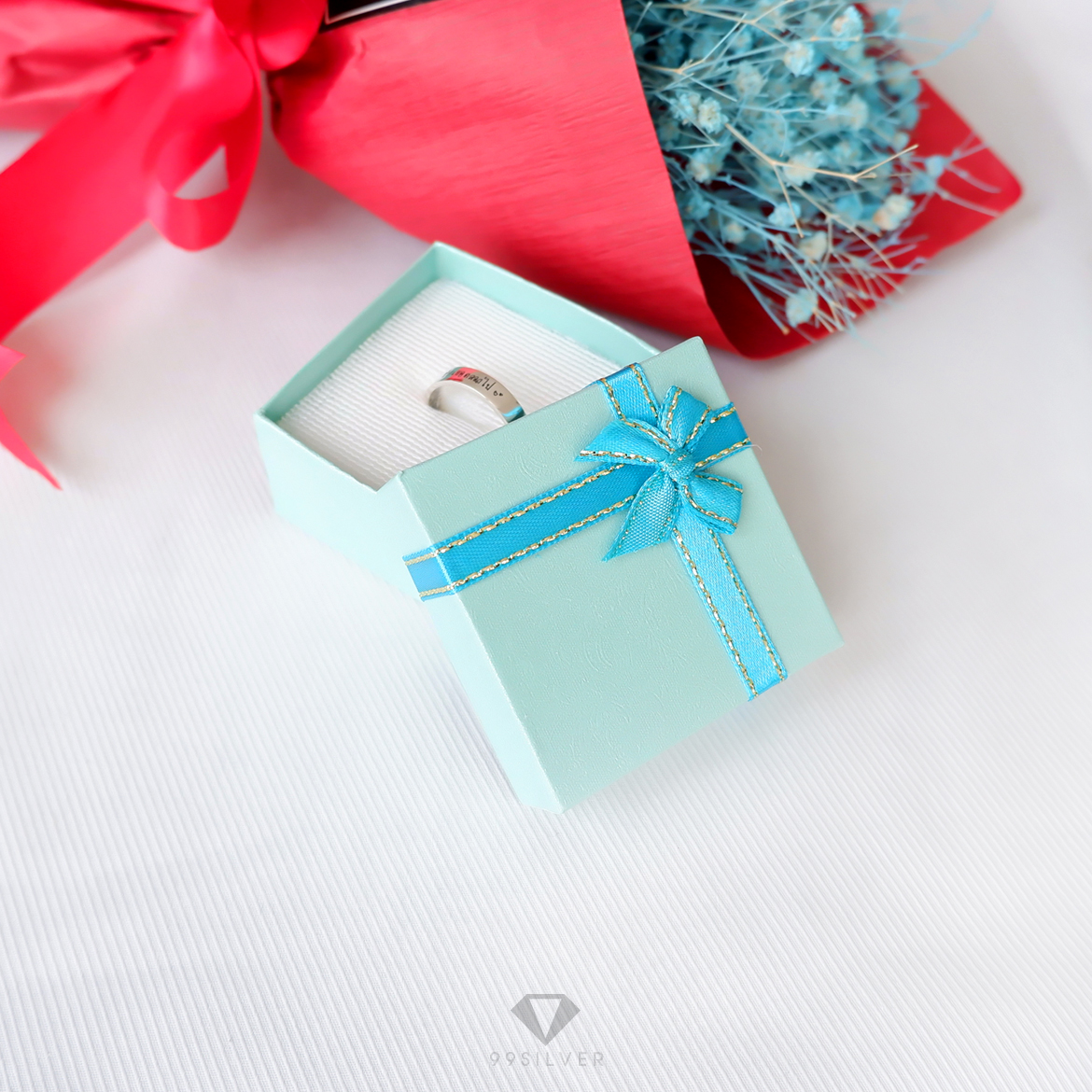 กล่องใส่แหวนสีฟ้าสี่เหลี่ยม มีโบว์ ข้างในบุด้วยสปั้นช์นิ่มสีขาว