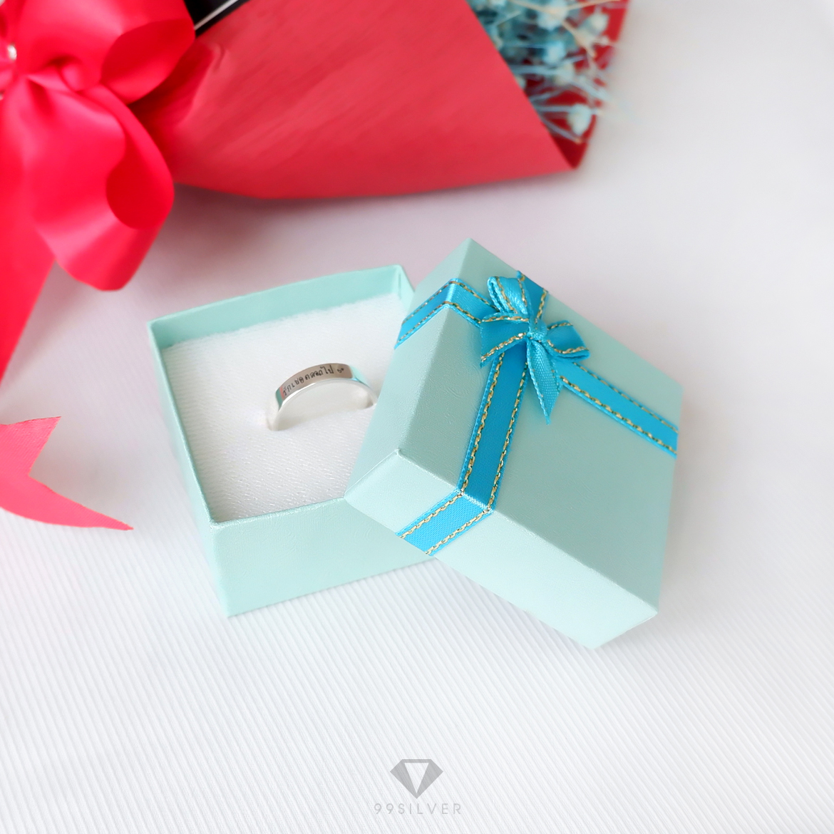 กล่องใส่แหวนสีฟ้าสี่เหลี่ยม มีโบว์ ข้างในบุด้วยสปั้นช์นิ่มสีขาว