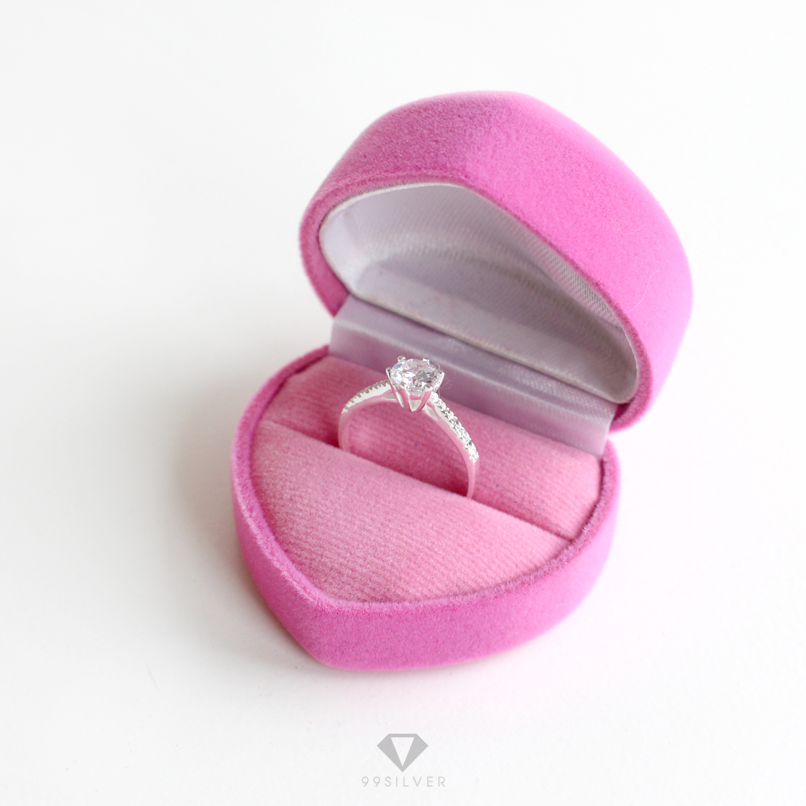 กล่องกำมะหยี่หัวใจ สีชมพู ฝาแข็ง ข้างในบุผ้ากำมะหยี่สีขาว