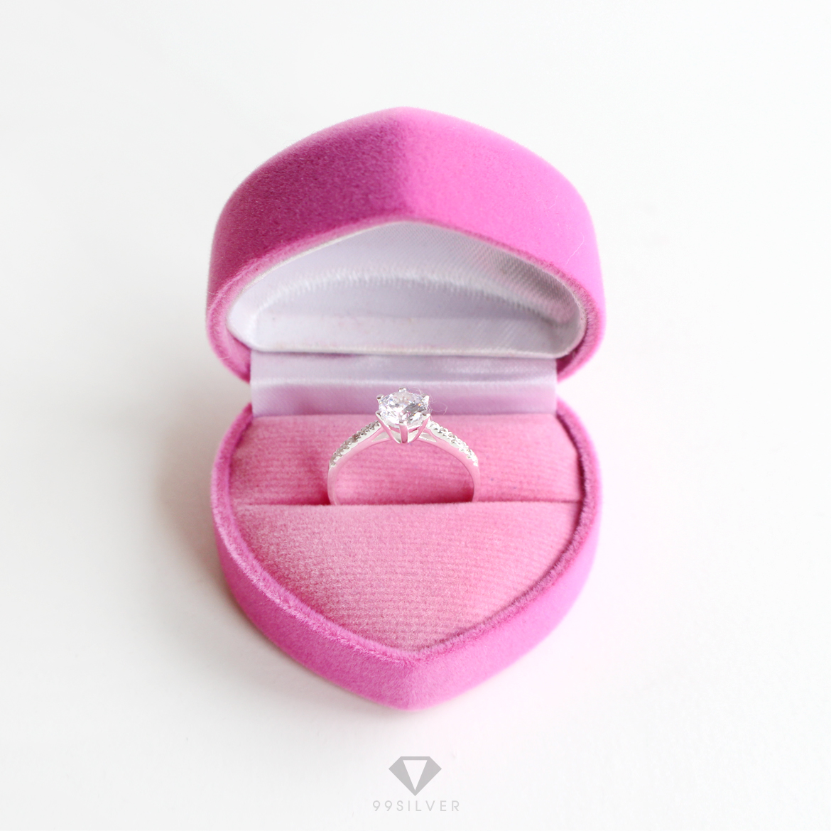 กล่องกำมะหยี่หัวใจ สีชมพู ฝาแข็ง ข้างในบุผ้ากำมะหยี่สีขาว