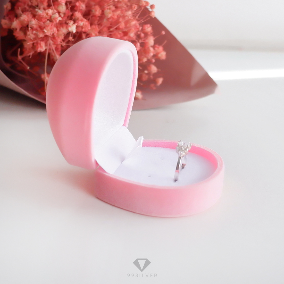 กล่องกำมะหยี่ทรงกลมรี สีชมพูอ่อน ฝาแข็ง ข้างในบุผ้ากำมะหยี่สีขาว