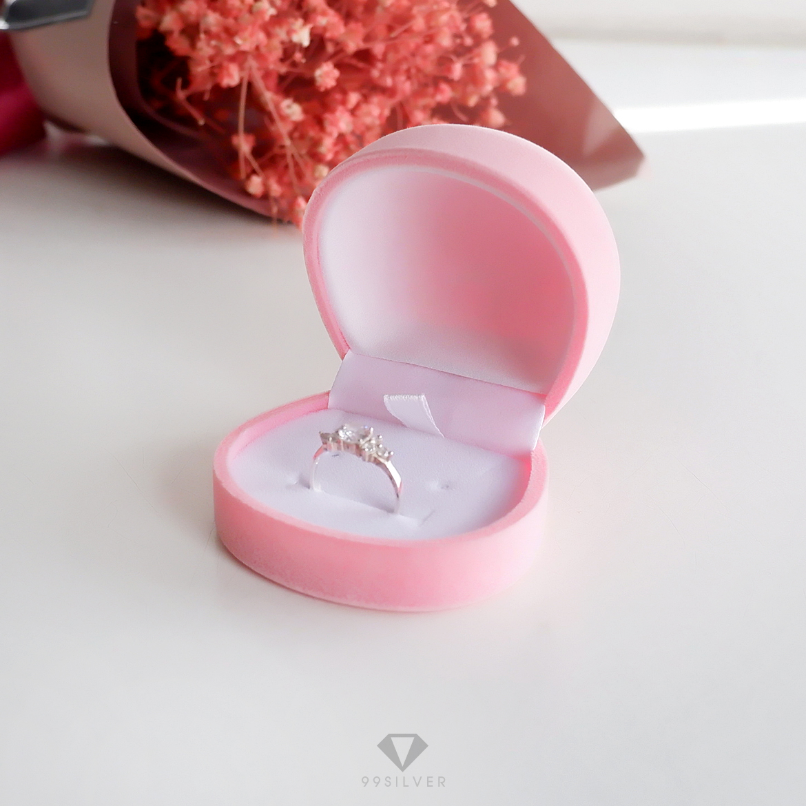 กล่องกำมะหยี่ทรงกลมรี สีชมพูอ่อน ฝาแข็ง ข้างในบุผ้ากำมะหยี่สีขาว