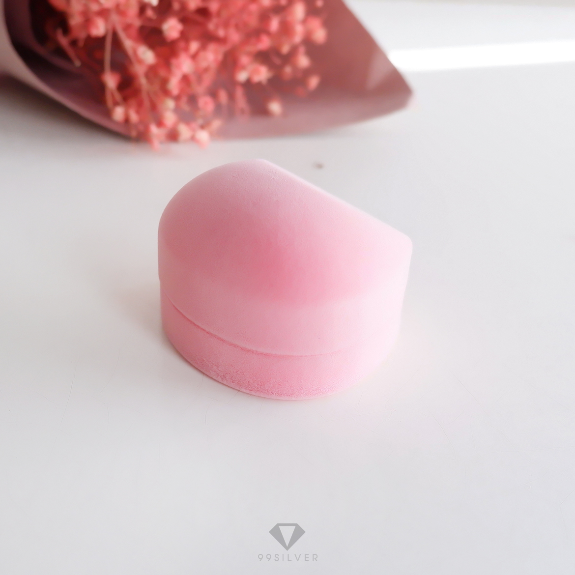 กล่องกำมะหยี่ทรงกลมรี สีชมพูอ่อน ฝาแข็ง ข้างในบุผ้ากำมะหยี่สีขาว