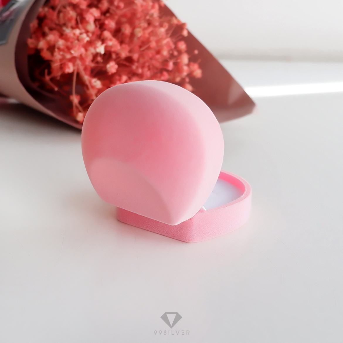 กล่องกำมะหยี่ทรงกลมรี สีชมพูอ่อน ฝาแข็ง ข้างในบุผ้ากำมะหยี่สีขาว