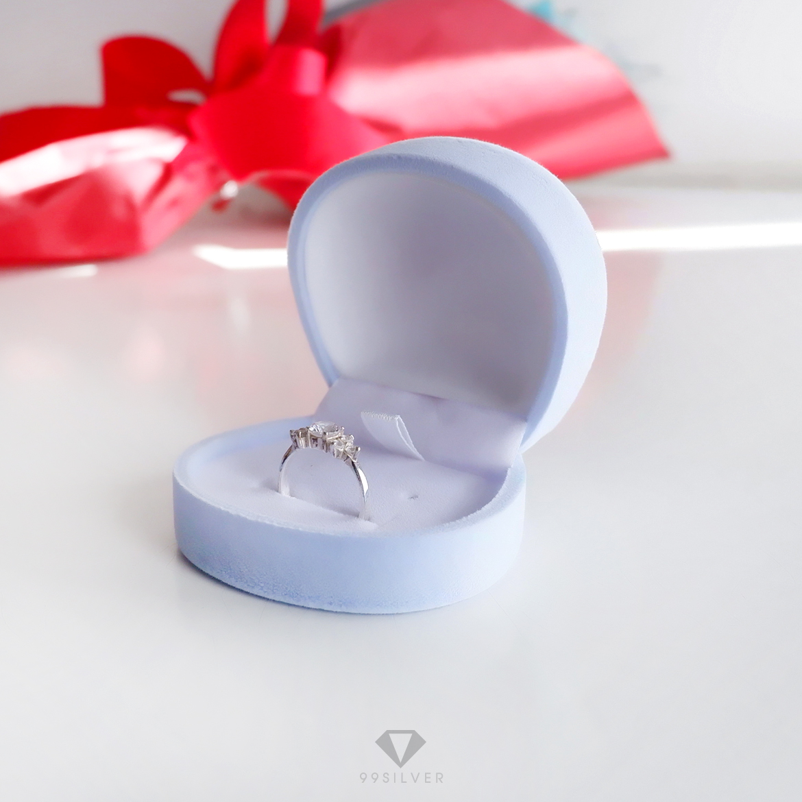 กล่องกำมะหยี่ทรงกลมรี สีฟ้าอ่อน ฝาแข็ง ข้างในบุผ้ากำมะหยี่สีขาว