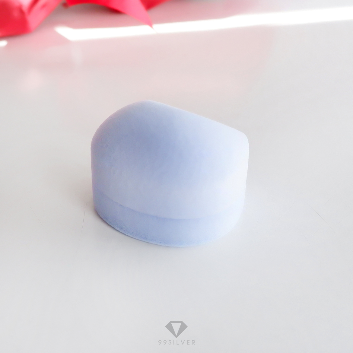 กล่องกำมะหยี่ทรงกลมรี สีฟ้าอ่อน ฝาแข็ง ข้างในบุผ้ากำมะหยี่สีขาว