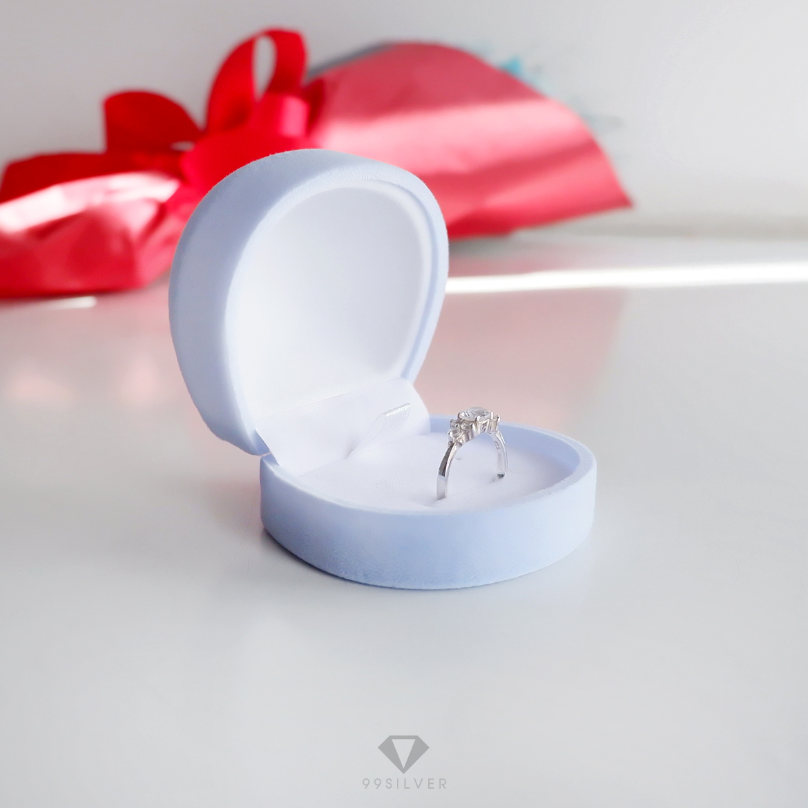 กล่องกำมะหยี่ทรงกลมรี สีฟ้าอ่อน ฝาแข็ง ข้างในบุผ้ากำมะหยี่สีขาว