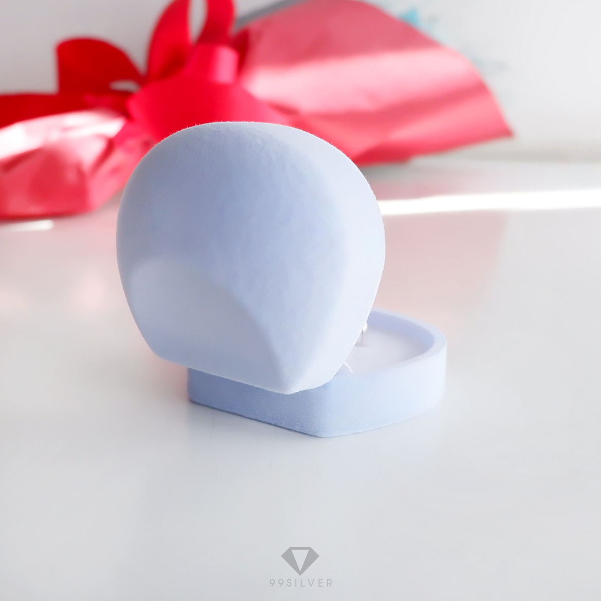 กล่องกำมะหยี่ทรงกลมรี สีฟ้าอ่อน ฝาแข็ง ข้างในบุผ้ากำมะหยี่สีขาว