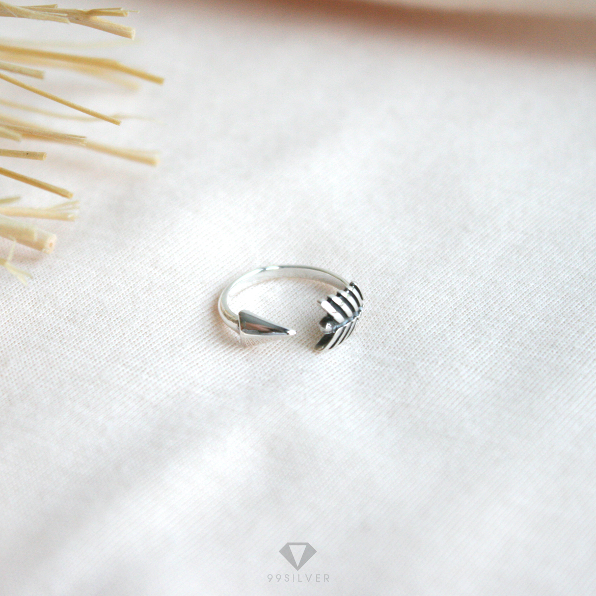 แหวนลูกศร Arrow Ring แบบหัวจรดหางศร ตัวเรือนรมดำชักเงา