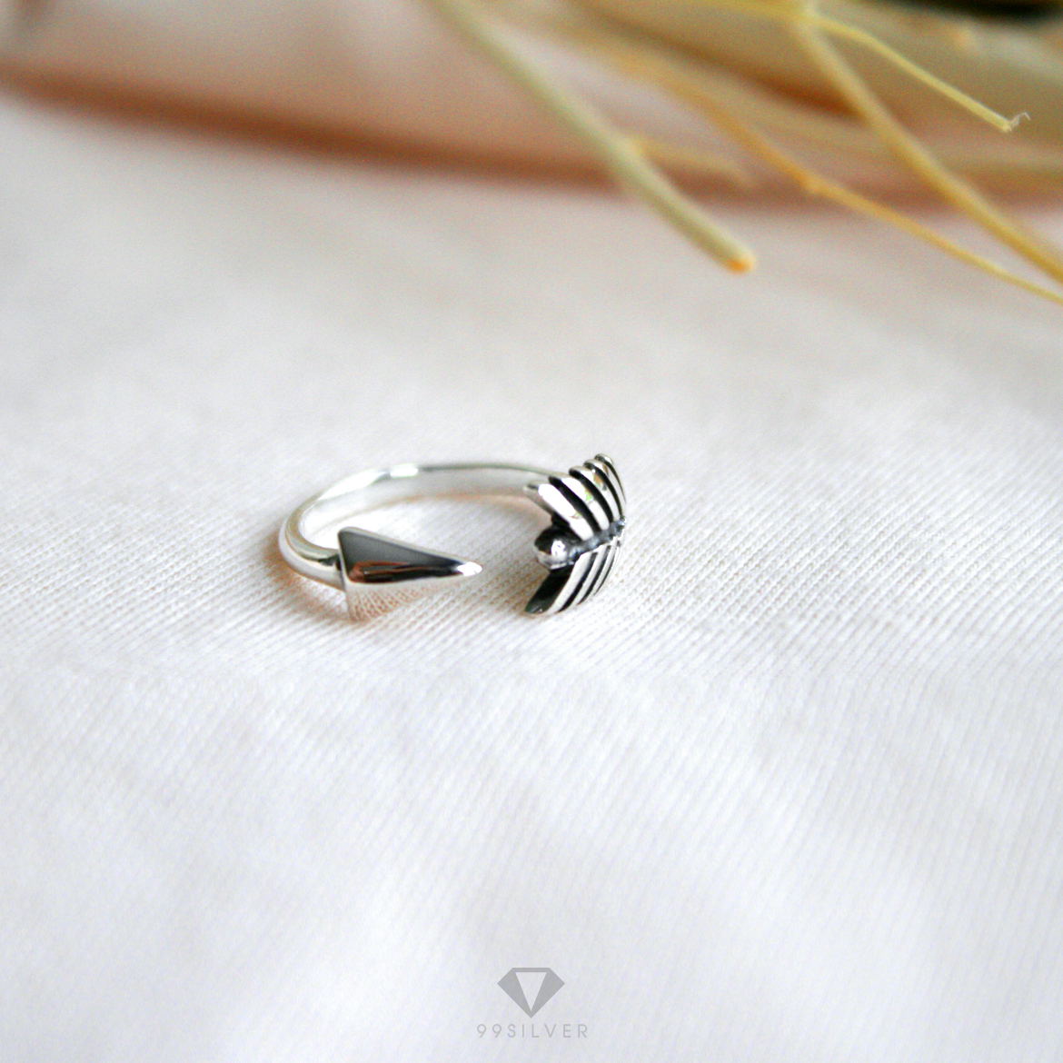 แหวนลูกศร Arrow Ring แบบหัวจรดหางศร ตัวเรือนรมดำชักเงา