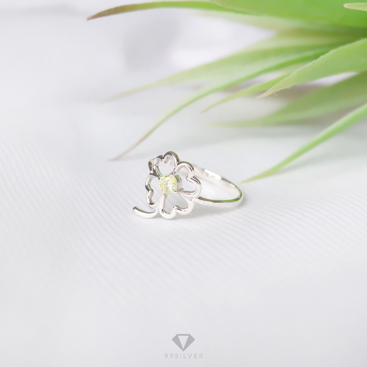 แหวนใบ Clover ประกับเพชร 4 แฉกแห่งความโชคดี Hope Faith Love Luck